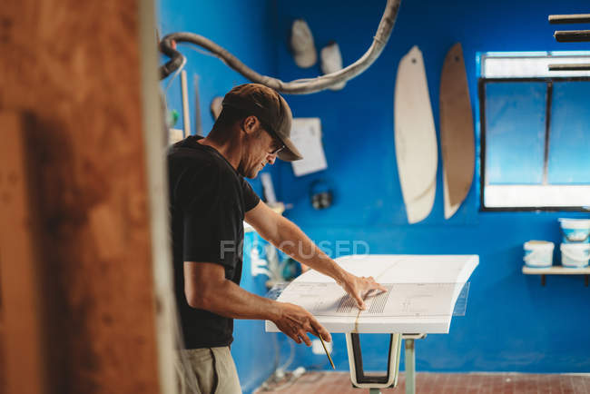 Artisan fabriquant une planche de surf en atelier — Photo de stock