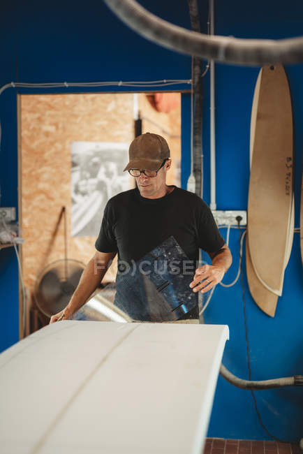 Майстер робить дошку для серфінгу в майстерні — стокове фото