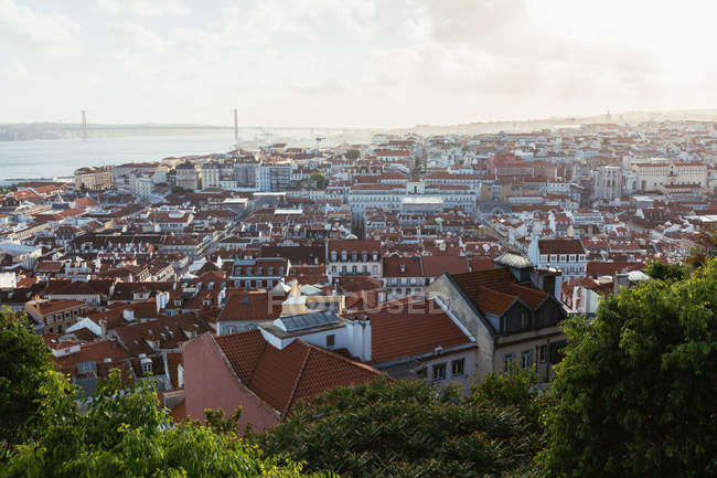 В Португалии пасмурным вечером обвалились крыши прекрасных домов прибрежного городка, расположенного у моря — стоковое фото