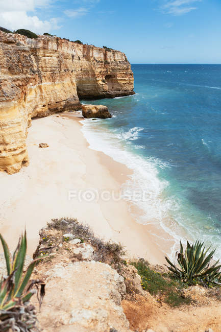Cliffs and blue sea in countryside — Stock Photo