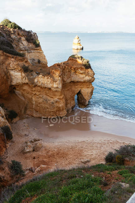 Скалы и синее море в сельской местности — стоковое фото