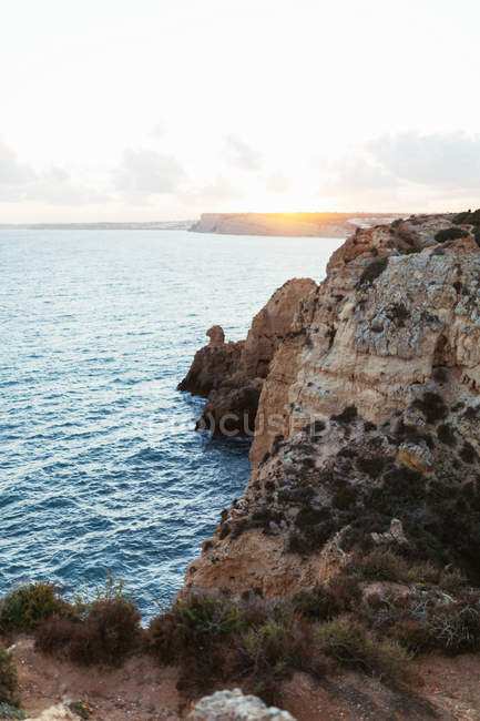 Скалы и синее море в сельской местности — стоковое фото