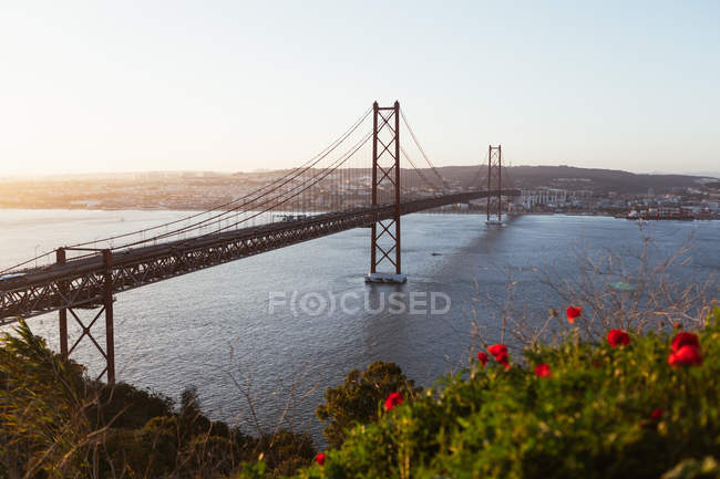 Ponte sospeso sul fiume in città — Foto stock