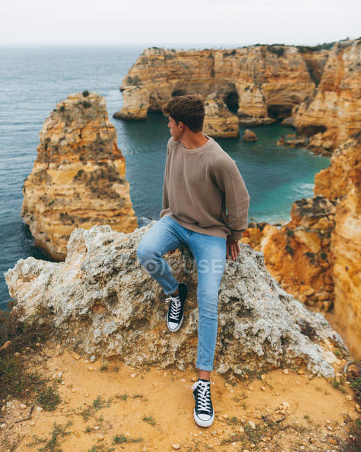 Невпізнаваний чоловік на скелі біля моря — стокове фото