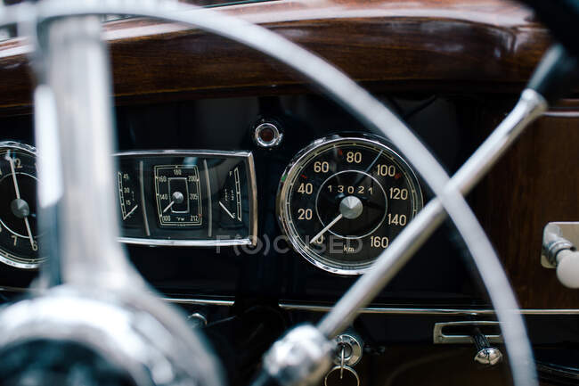 Fragment de volant métallique et tableau de bord de l'ancienne automobile classique — Photo de stock