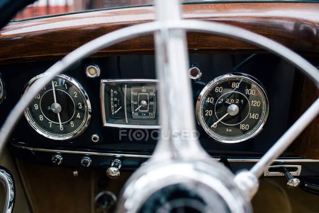 Fragmento de volante de metal y tablero de instrumentos del automóvil clásico antiguo - foto de stock