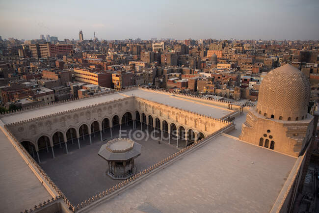Desde arriba impresionante techo antiguo ornamental cuadrado de la mezquita Sultan al-Mu ayyad, Egipto - foto de stock