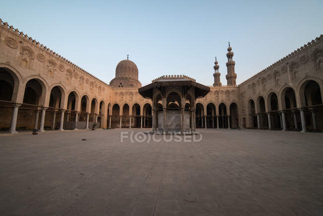 Dall'alto mozzafiato piazza ornamentale antico tetto del Sultano al-Mu ayyad Moschea, Egitto — Foto stock