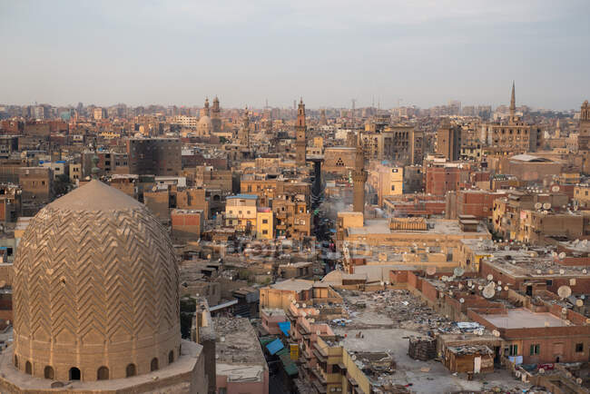 Сверху удивительный ландшафт древнего великого захватывающего дух города со старыми минаретами и святыми зданиями, Баб Зувайала, Старый Каир, Египет — стоковое фото