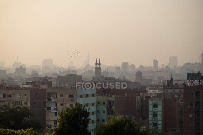Increíble vista de la ciudad tradicional con la construcción y minaretes ornamentales en el día brumoso de la mañana, parque Al-Azhar, El Cairo, Egipto - foto de stock