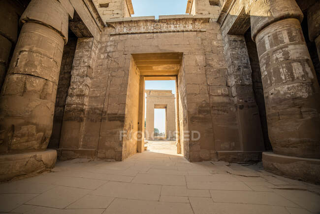Impresionante paisaje de sala vacía con entrada de antiguo templo antiguo, templo de Karnak, Luxor, Egipto - foto de stock