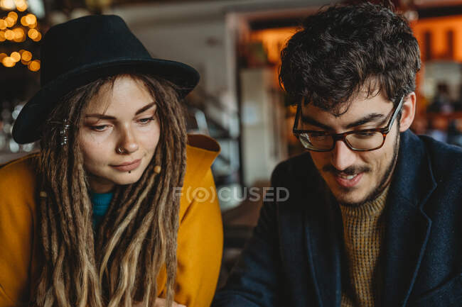 Стильна жінка і чоловік, що працює на ноутбуці в кафе — стокове фото