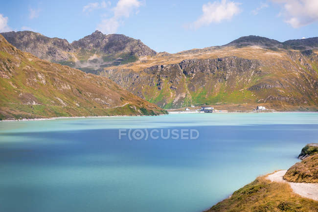 Paisaje con lago limpio aislado con agua azul rodeado de colinas en la campiña de Austria - foto de stock