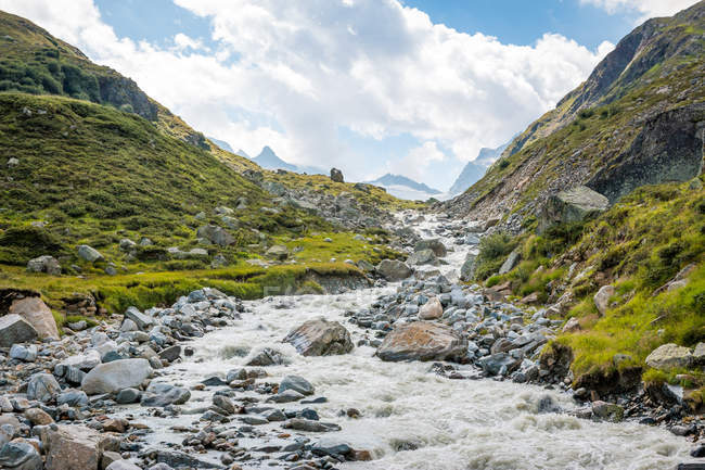 Landscape with beautiful shallow mountain river running on rocky bed in narrow valley in Austria — Stock Photo