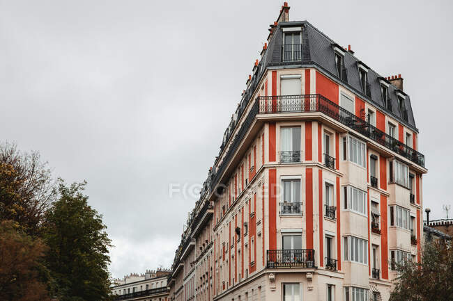 Dal basso di un edificio colorato a Parigi, in Francia, il giorno nuvoloso — Foto stock