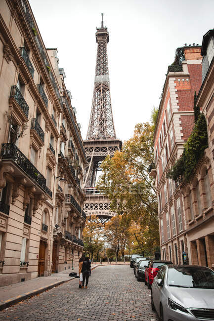 Вид на Ейфелеву подорож з вулиці Парижа восени — стокове фото