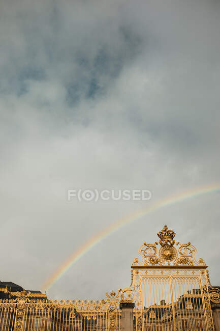 De baixo de portão antigo e arco-íris da rua de Paris no dia nublado no outono — Fotografia de Stock