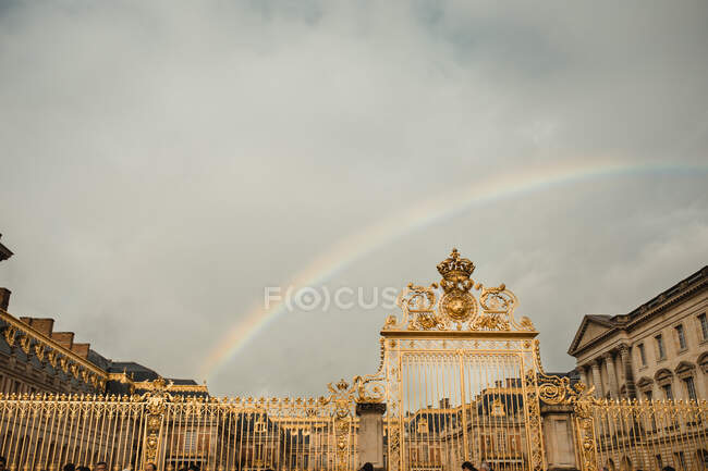 Desde abajo de la puerta antigua y el arco iris de la calle de París en el día nublado en otoño - foto de stock
