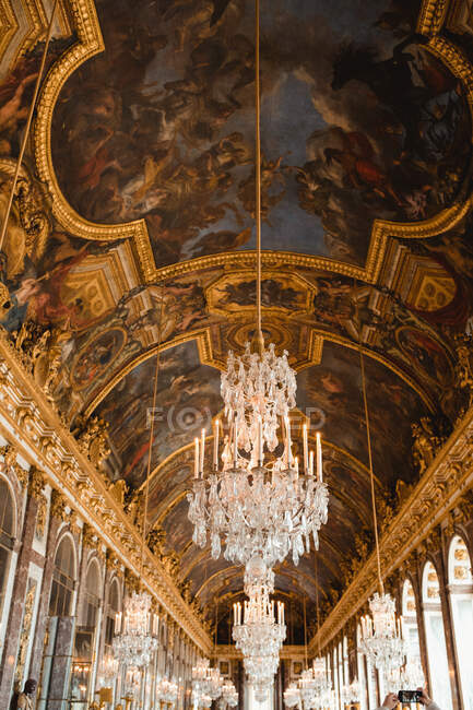 Deckenmalerei mit Fresko und Kronleuchter im Palast von Paris — Stockfoto