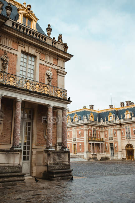 Palácio envelhecido colorido na rua de Paris — Fotografia de Stock