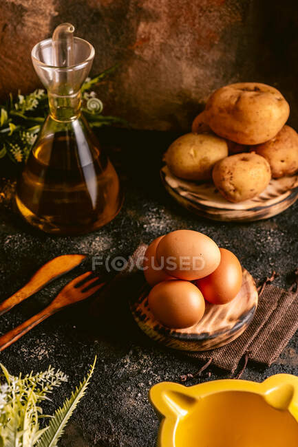 Tavolo con prodotti per la produzione alimentare — Foto stock