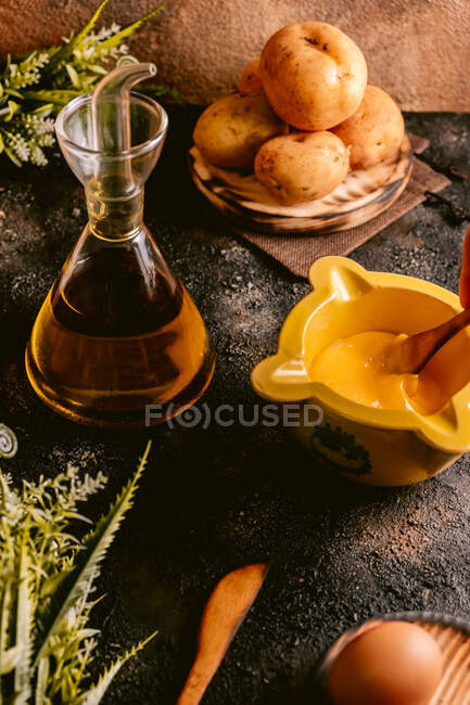 Tisch mit Produkten zur Nahrungsmittelherstellung — Stockfoto