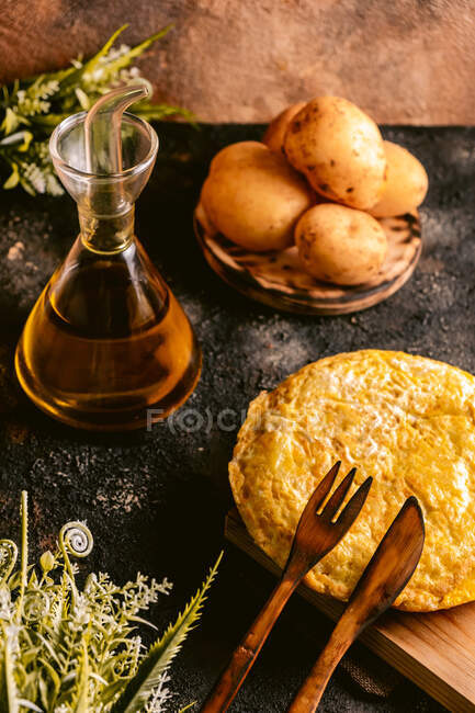 Еда из яиц и картошки на столе — стоковое фото