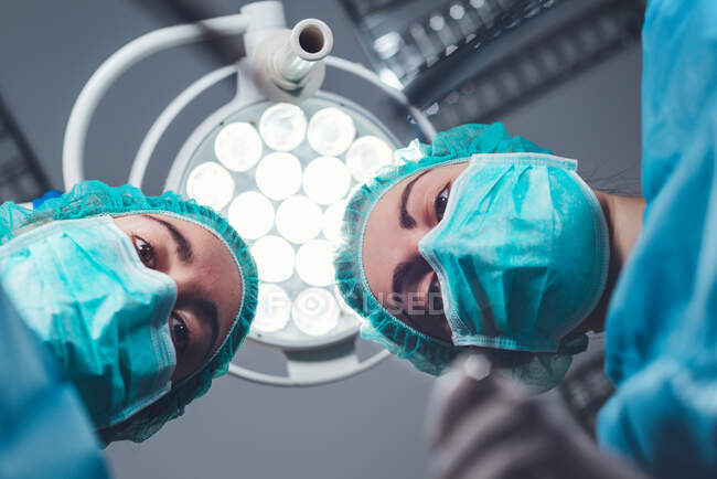 Mulheres realizando cirurgia no hospital juntas — Fotografia de Stock