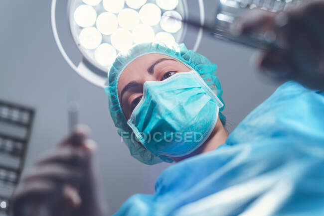 Mujer realizando cirugía en el hospital - foto de stock