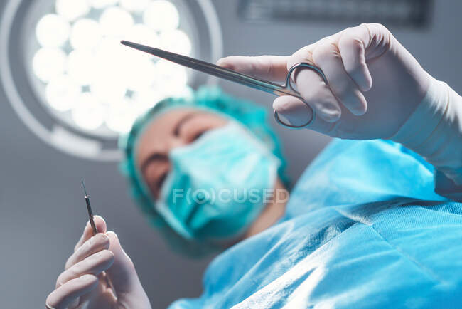 Mulher realizando cirurgia no hospital — Fotografia de Stock