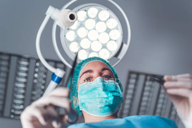 Mulher realizando cirurgia no hospital — Fotografia de Stock