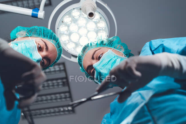 Жінки, які проводять операцію в лікарні разом — стокове фото