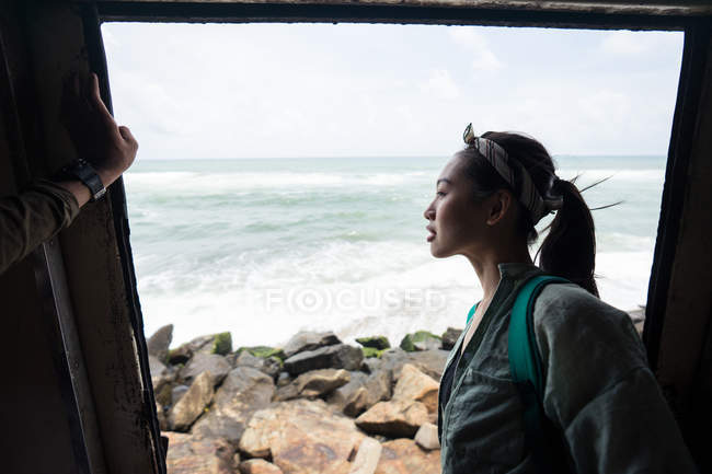 Femme curieuse en vacances voyageant en train côtier — Photo de stock