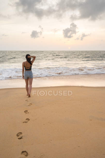 Mulher pacífica à beira-mar solitária — Fotografia de Stock