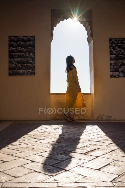 Female traveler in arch of old fortress — Stock Photo