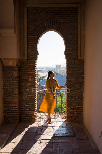 Viajante feminina em arco de fortaleza velha — Fotografia de Stock