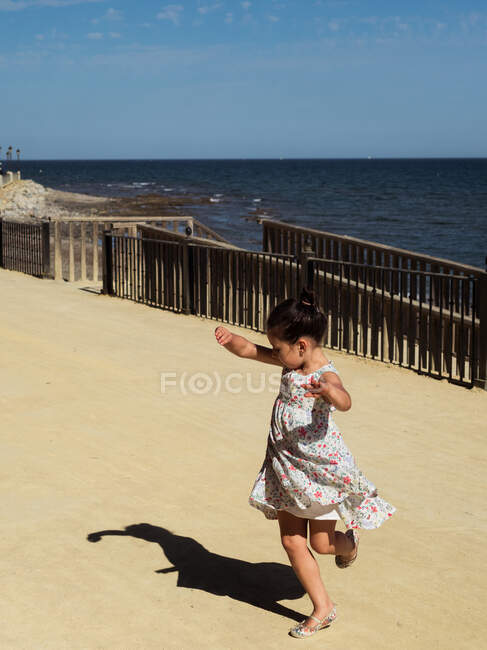 Kind tanzt auf Deich — Stockfoto