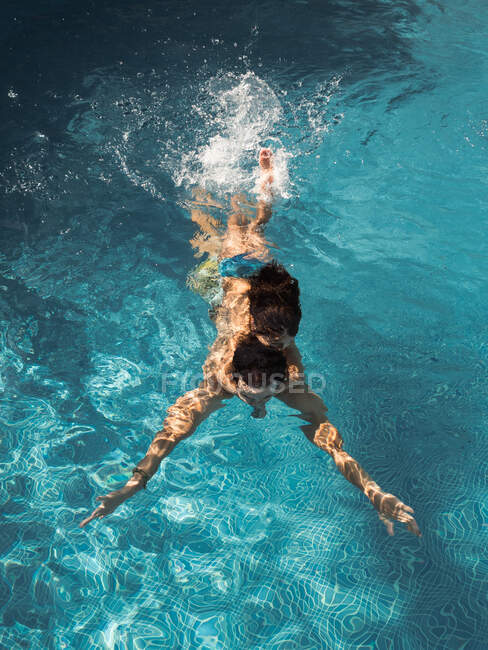 Padre e hija nadando en la piscina - foto de stock