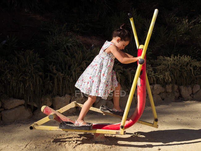 Fille jouer sur stepper sur la plage — Photo de stock