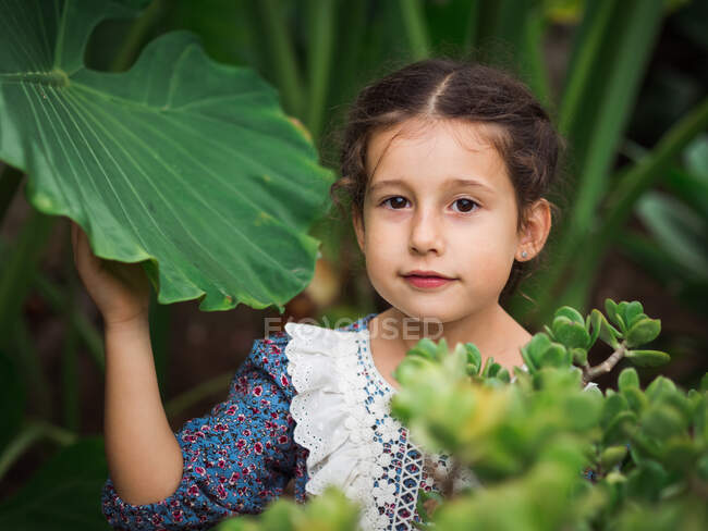 Menina cética comendo frutas no jardim — Fotografia de Stock