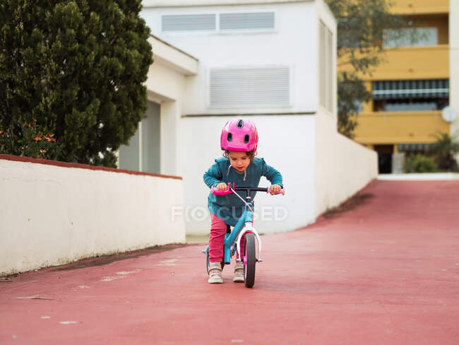 Petite fille à vélo — Photo de stock