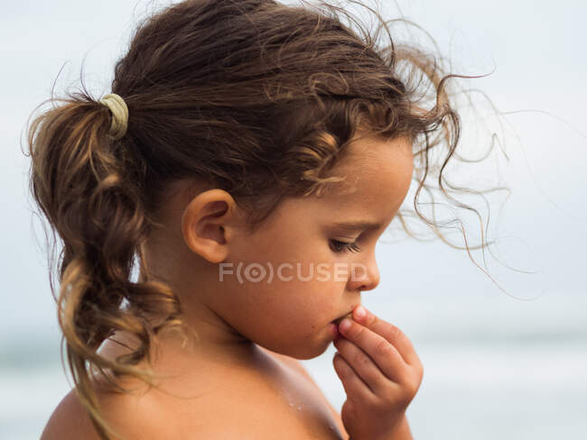 Вид сбоку маленькой девочки — стоковое фото