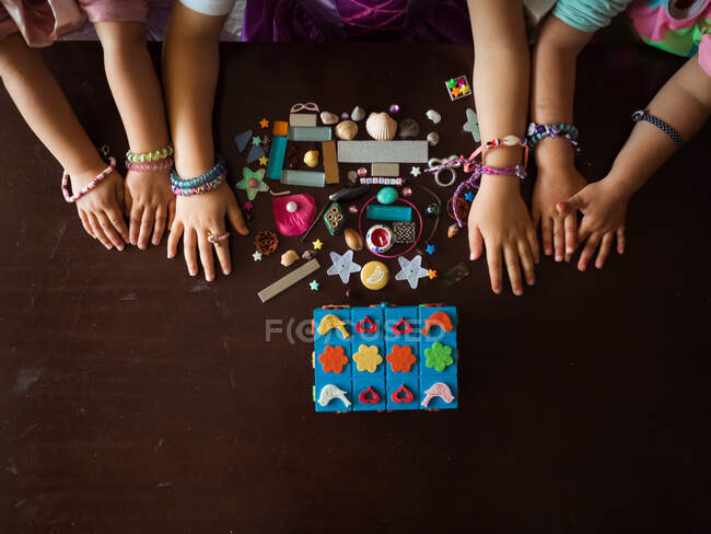 Ernte Mädchen spielen mit Accessoires — Stockfoto