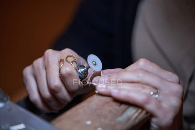 Cropped unrecognizable jeweler woman working in a jewelry shop, hands detail with jewelry and tools — Stock Photo