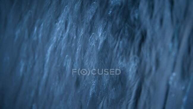 Gocce d'acqua su fondo blu — Foto stock