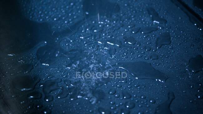 Gocce d'acqua su fondo blu — Foto stock