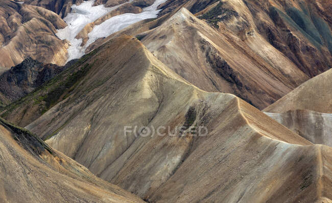 Vue panoramique de majestueuses crêtes de montagne colorées par temps nuageux en Islande — Photo de stock