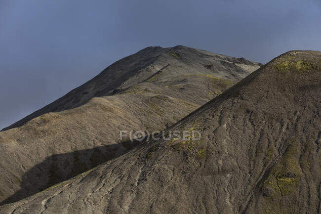 Malerischer Blick auf majestätische bunte Bergrücken bei bewölktem Tag in Island — Stockfoto