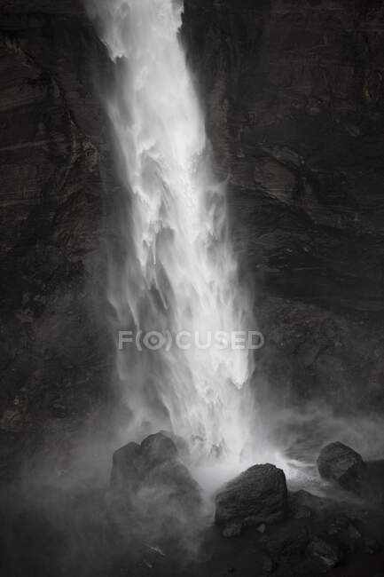 Malerische Landschaft mit starkem Wasserfall in vulkanischer Felslage im kalten Island — Stockfoto