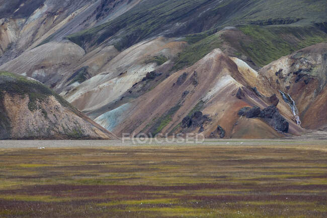 Vista panorâmica das majestosas cordilheiras coloridas de montanha em dia nublado na Islândia — Fotografia de Stock